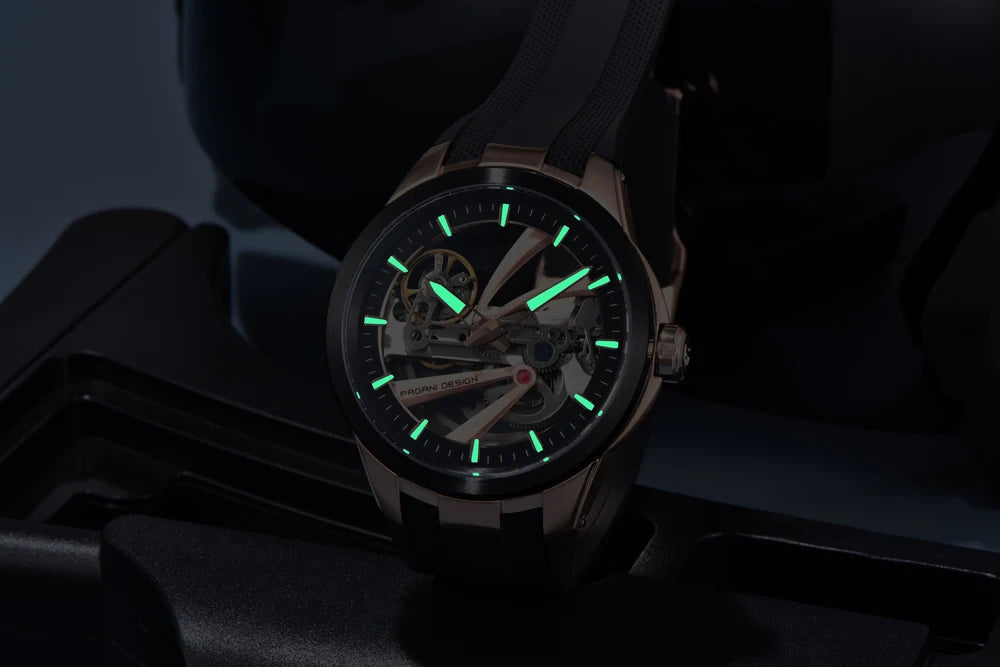 Zegarek męski PAGANI DESIGN – luksusowy model z mechanizmem automatycznym typu „skelet” (z widocznym mechanizmem), wyposażony w tourbillon, szkło szafirowe z powłoką antyrefleksyjną, wodoodporny i luminescencyjny.