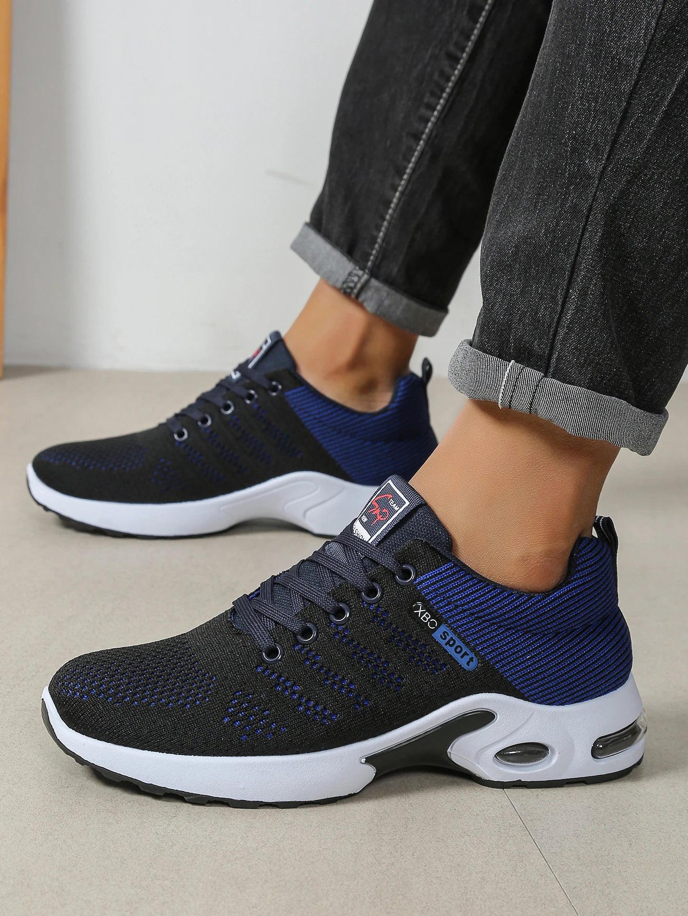Herren-Schuhe – modische, besonders atmungsaktive Schnür-Laufschuhe – rutschfest, langlebig und mit Komfort wie auf einem Kissen – modische Herren-Sneaker