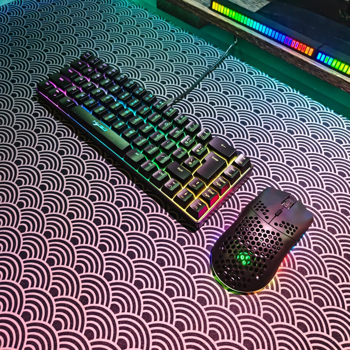 Set gaming portatile HXSJ 60% RGB con tastiera e mouse, tastiera a membrana cablata 68 tasti e mouse wireless leggero a 3 modalità per PC Mac