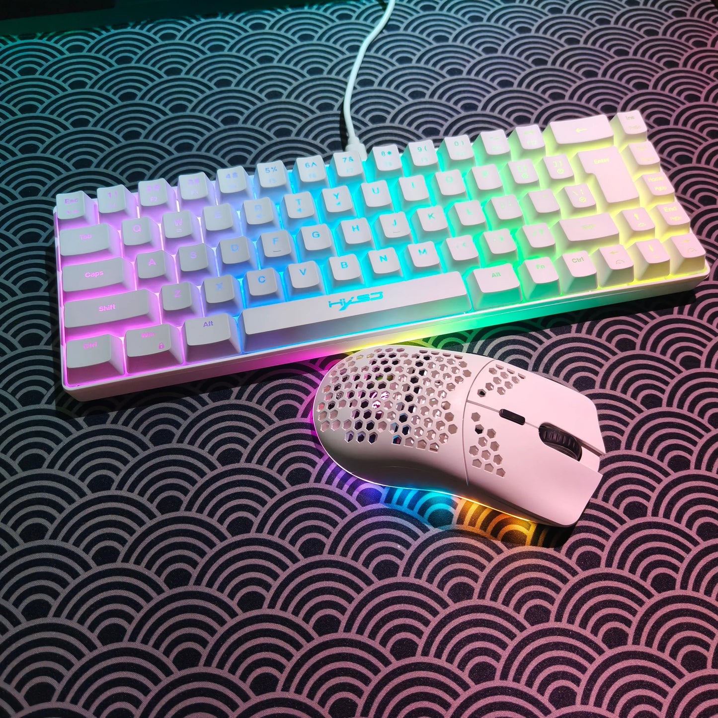Set gaming portatile HXSJ 60% RGB con tastiera e mouse, tastiera a membrana cablata 68 tasti e mouse wireless leggero a 3 modalità per PC Mac