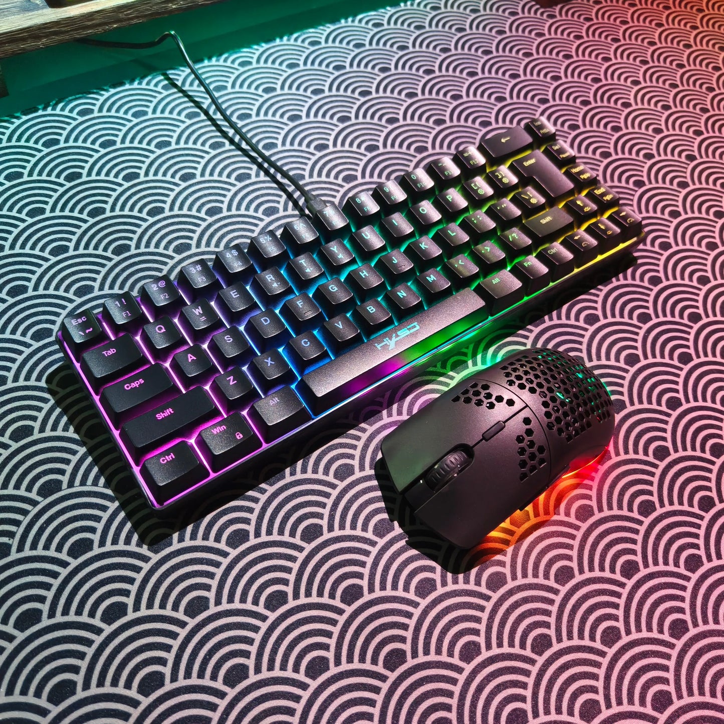 Set gaming portatile HXSJ 60% RGB con tastiera e mouse, tastiera a membrana cablata 68 tasti e mouse wireless leggero a 3 modalità per PC Mac