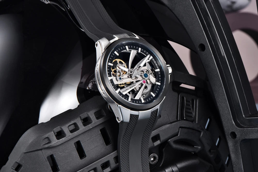 Zegarek męski PAGANI DESIGN – luksusowy model z mechanizmem automatycznym typu „skelet” (z widocznym mechanizmem), wyposażony w tourbillon, szkło szafirowe z powłoką antyrefleksyjną, wodoodporny i luminescencyjny.