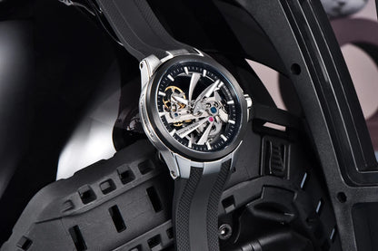 Zegarek męski PAGANI DESIGN – luksusowy model z mechanizmem automatycznym typu „skelet” (z widocznym mechanizmem), wyposażony w tourbillon, szkło szafirowe z powłoką antyrefleksyjną, wodoodporny i luminescencyjny.