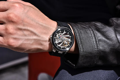 Zegarek męski PAGANI DESIGN – luksusowy model z mechanizmem automatycznym typu „skelet” (z widocznym mechanizmem), wyposażony w tourbillon, szkło szafirowe z powłoką antyrefleksyjną, wodoodporny i luminescencyjny.