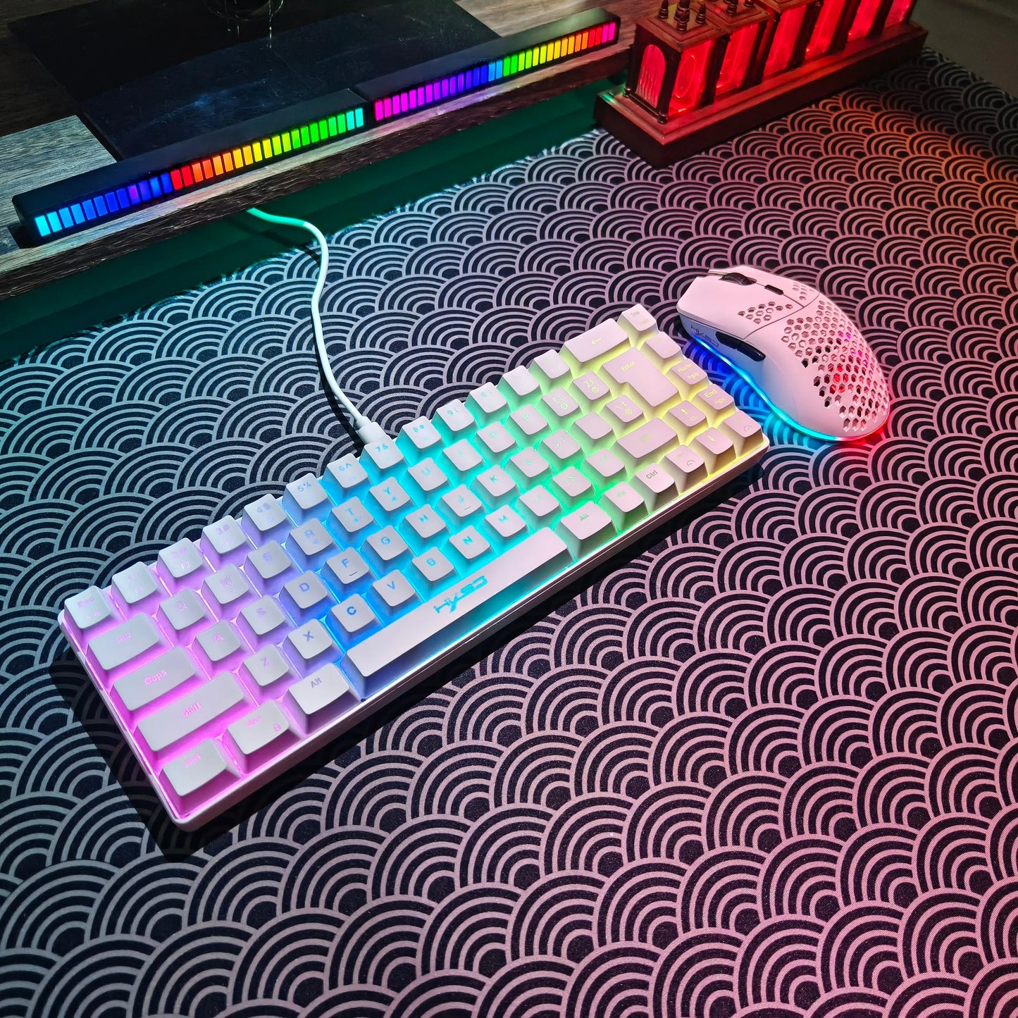 Set gaming portatile HXSJ 60% RGB con tastiera e mouse, tastiera a membrana cablata 68 tasti e mouse wireless leggero a 3 modalità per PC Mac