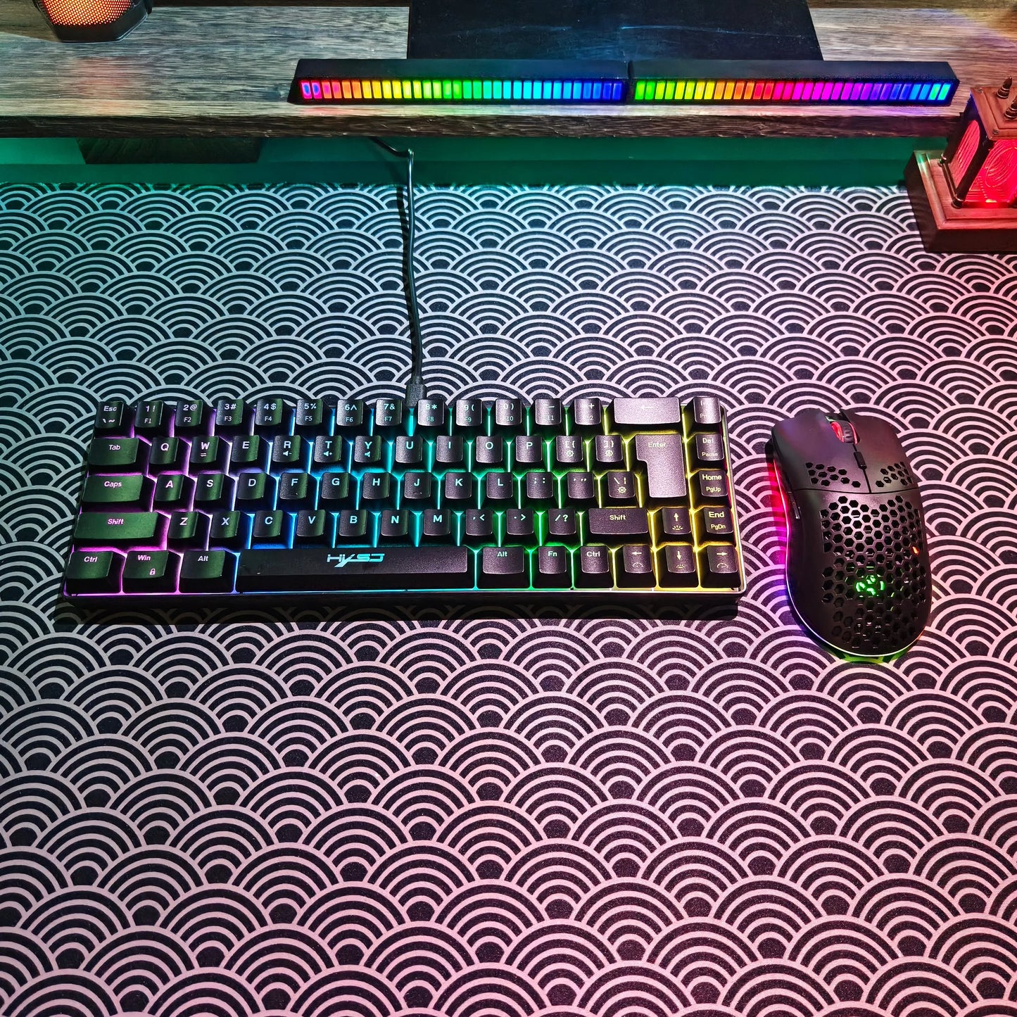 Set gaming portatile HXSJ 60% RGB con tastiera e mouse, tastiera a membrana cablata 68 tasti e mouse wireless leggero a 3 modalità per PC Mac