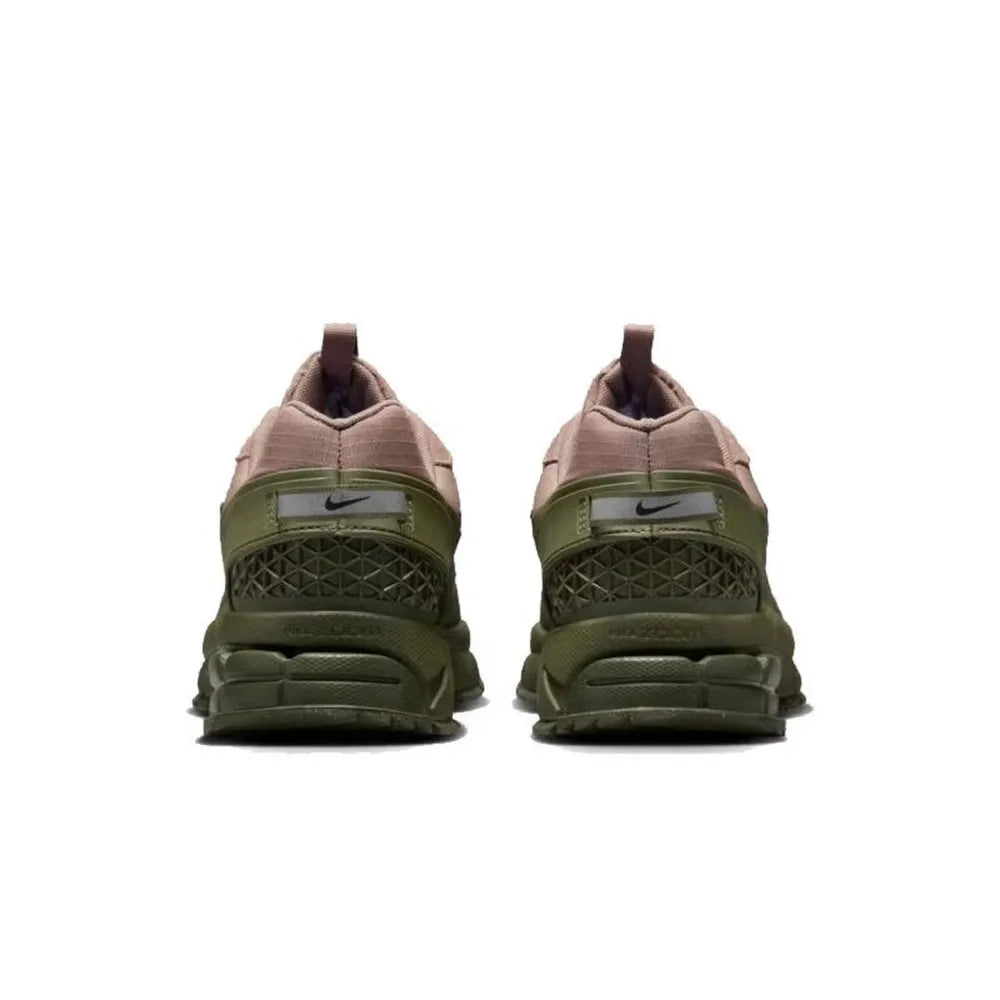 „Nike Zoom Vomero 5 Roam“ – lengvi, patvarūs, neslystantys, amortizuoti žemi kasdieniai bėgimo bateliai, unisex stiliaus, modelis FV2295-201