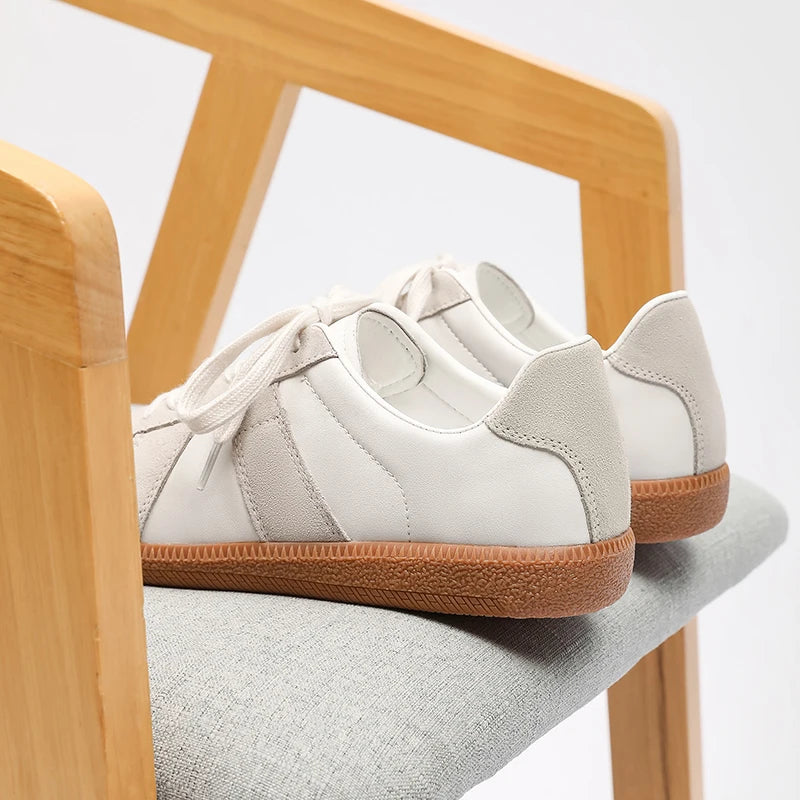 Sapatilhas de designer para homem, moda outono 2025, estilo retro com atacadores, ténis de estudante para mulher em pele, calçado casual para caminhada