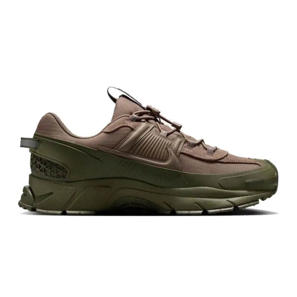 „Nike Zoom Vomero 5 Roam“ – lengvi, patvarūs, neslystantys, amortizuoti žemi kasdieniai bėgimo bateliai, unisex stiliaus, modelis FV2295-201