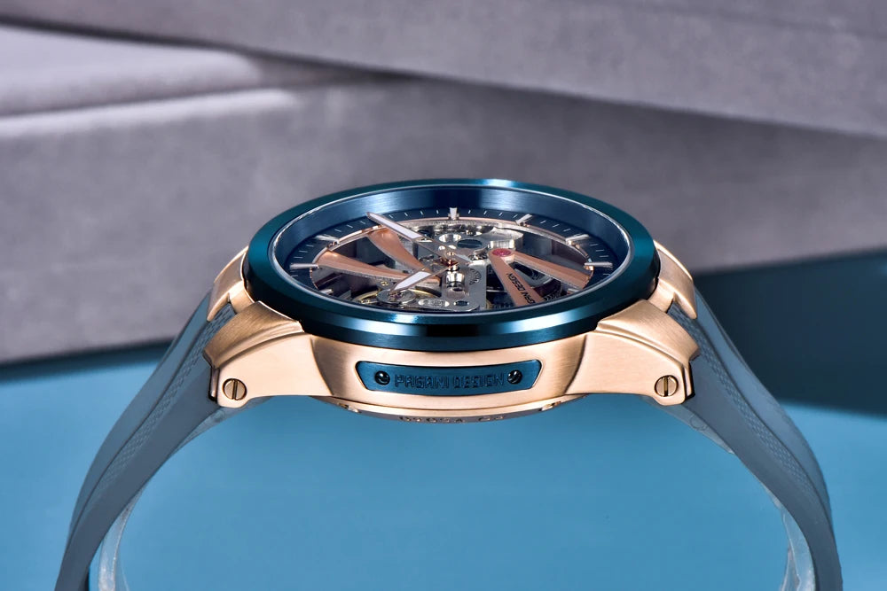 Zegarek męski PAGANI DESIGN – luksusowy model z mechanizmem automatycznym typu „skelet” (z widocznym mechanizmem), wyposażony w tourbillon, szkło szafirowe z powłoką antyrefleksyjną, wodoodporny i luminescencyjny.