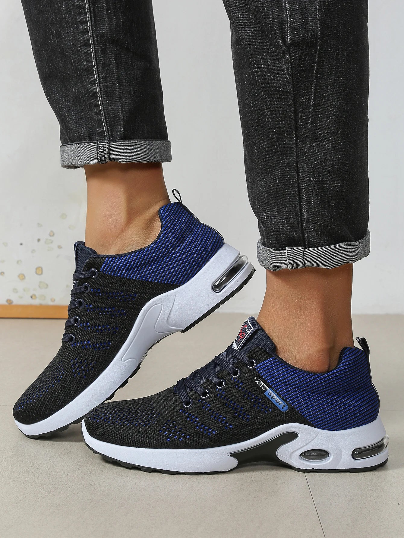 Herren-Schuhe – modische, besonders atmungsaktive Schnür-Laufschuhe – rutschfest, langlebig und mit Komfort wie auf einem Kissen – modische Herren-Sneaker