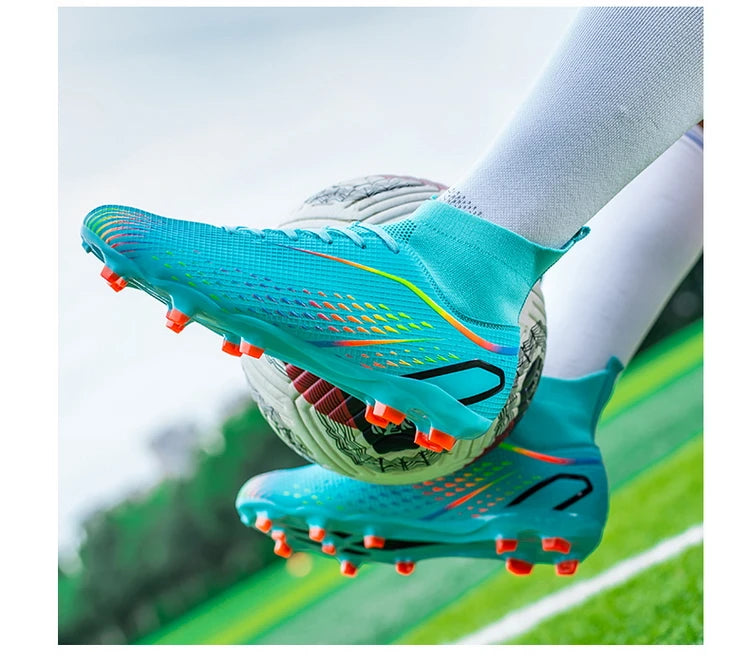 Chaussures de football à crampons longs FG avec col chaussette montante, tige texturée, crampons pour terrain dur, légères, antidérapantes et offrant une bonne adhérence.