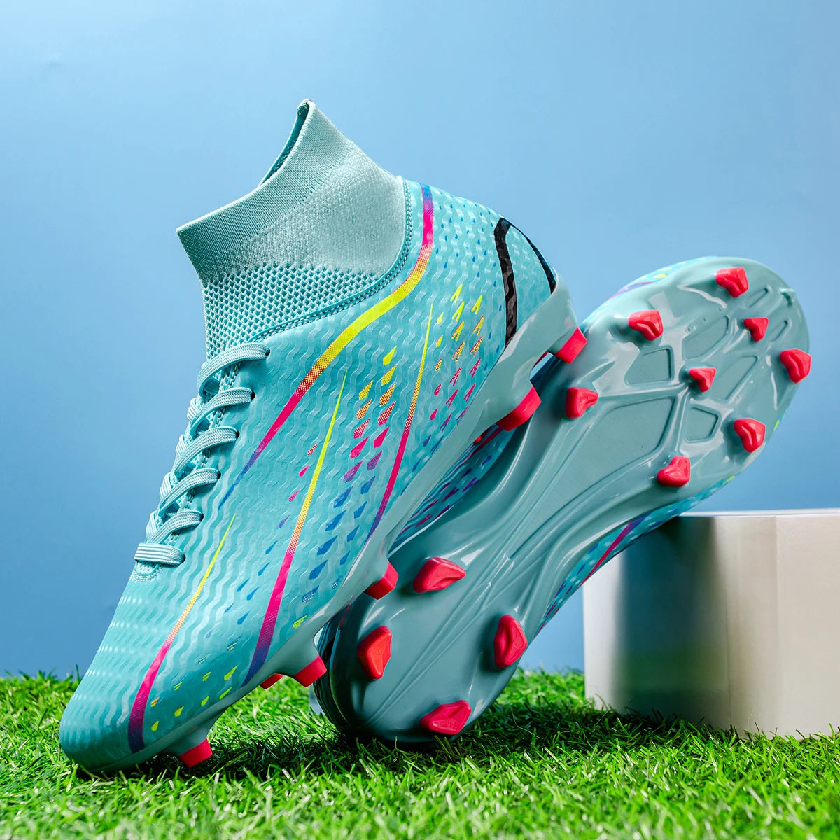 Les chaussures de football AG FG pour hommes sont fabriquées en tissu tissé en PU souple, avec une semelle extérieure en TPU antichoc et une excellente adhérence sur le gazon.