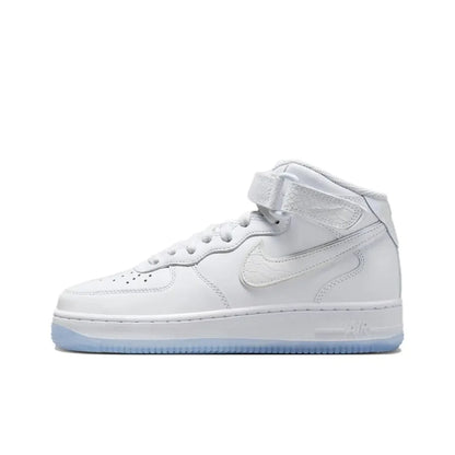 Nike Air Force 1 Mid -unisex-lenkkarit – klassinen muotoilu, pehmustettu nilkkatuki monipuoliseen vapaa-ajan käyttöön CW2289-111