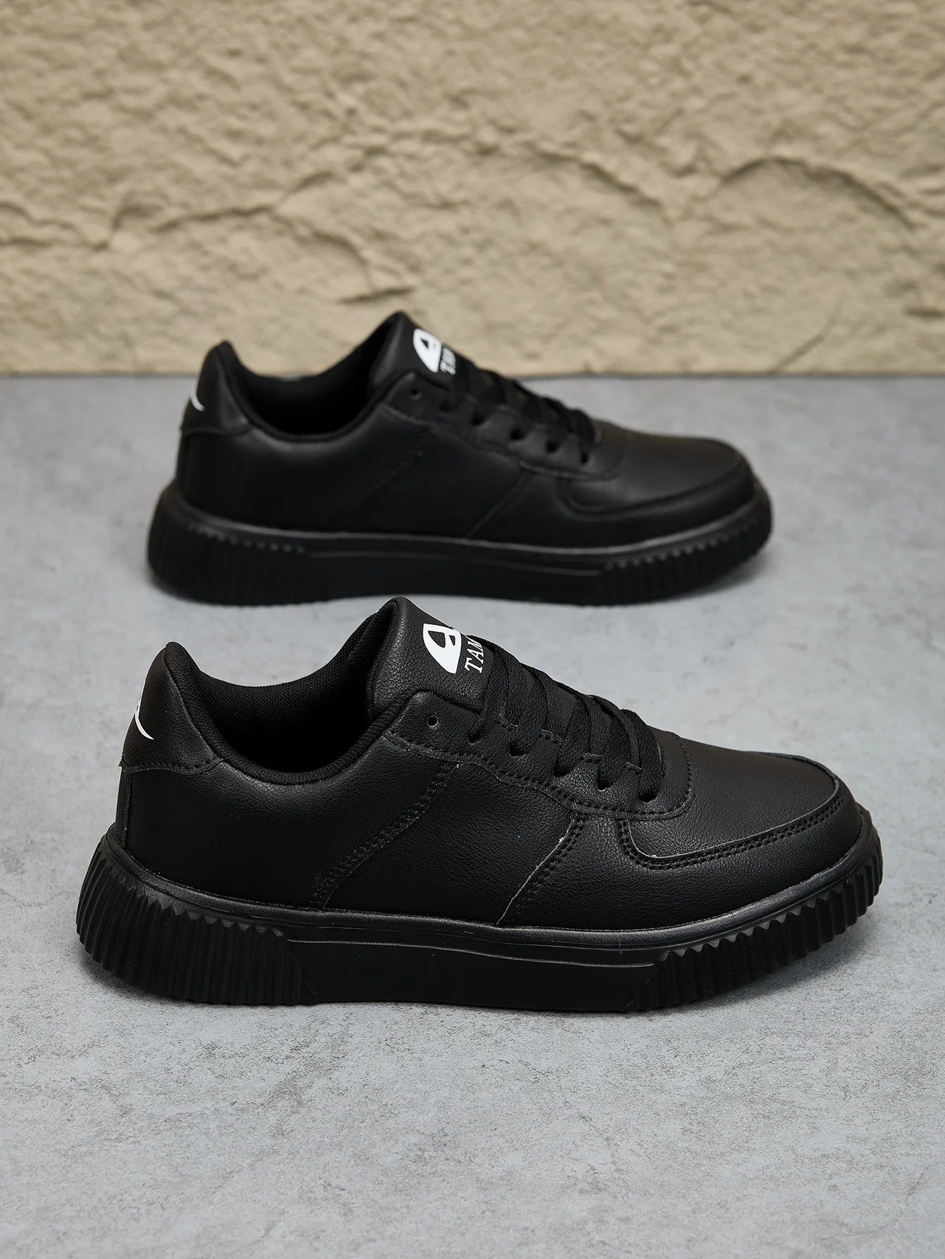 Sapatilhas brancas em pele para homem, respiráveis e confortáveis, calçado casual clássico para homem e mulher, sapatos de caminhada outdoor para casal, tamanho