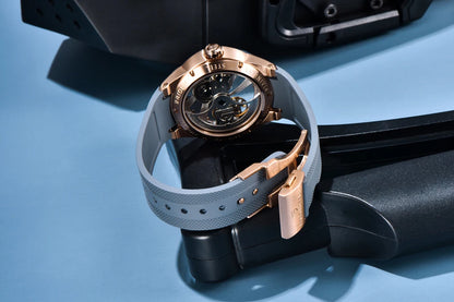 Zegarek męski PAGANI DESIGN – luksusowy model z mechanizmem automatycznym typu „skelet” (z widocznym mechanizmem), wyposażony w tourbillon, szkło szafirowe z powłoką antyrefleksyjną, wodoodporny i luminescencyjny.