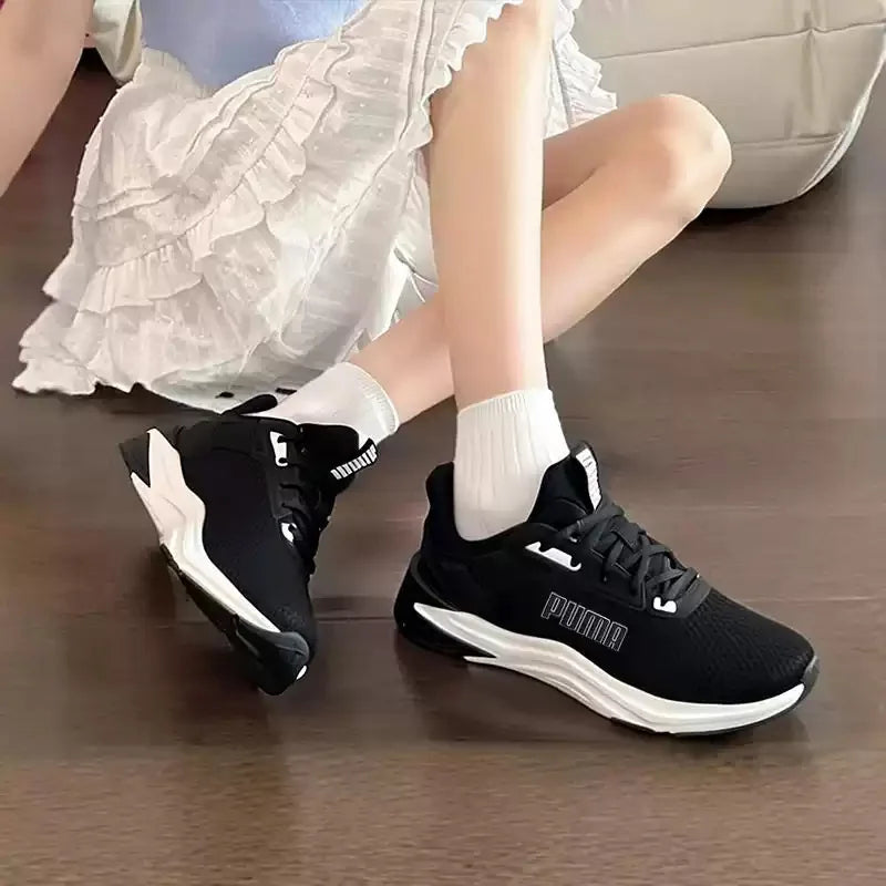 PUMA Sneakers de course respirantes en mesh léger avec grand logo noir et blanc 311095-01