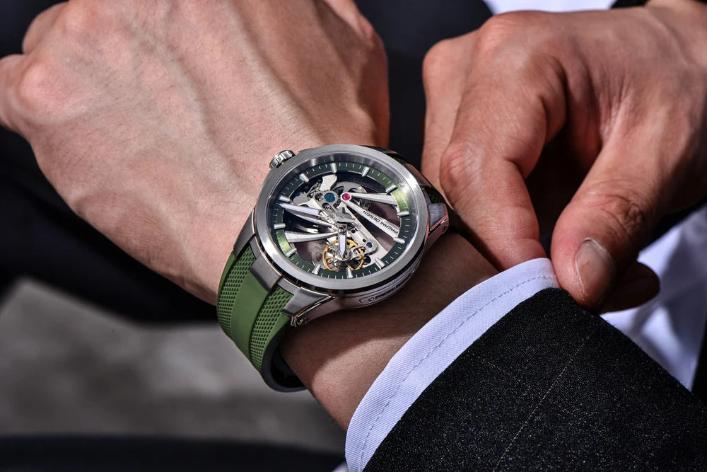 Zegarek męski PAGANI DESIGN – luksusowy model z mechanizmem automatycznym typu „skelet” (z widocznym mechanizmem), wyposażony w tourbillon, szkło szafirowe z powłoką antyrefleksyjną, wodoodporny i luminescencyjny.