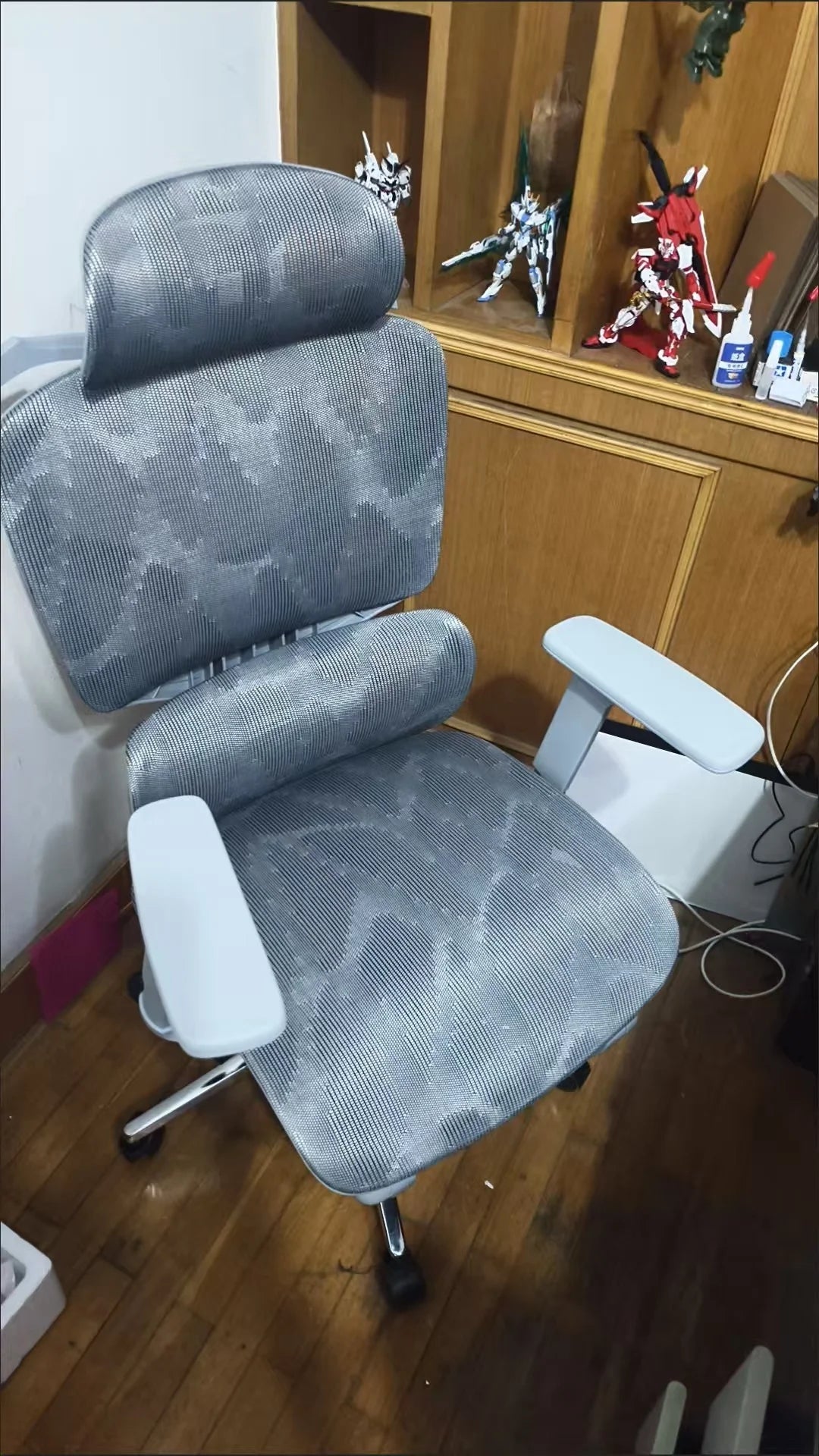 Cadeira de Escritório Ergonómica Ajustável em Malha, Cadeira de Secretária para Computador com Encosto Alto Respirável, Apoio Lombar 6D e Apoio para Pés Retrátil