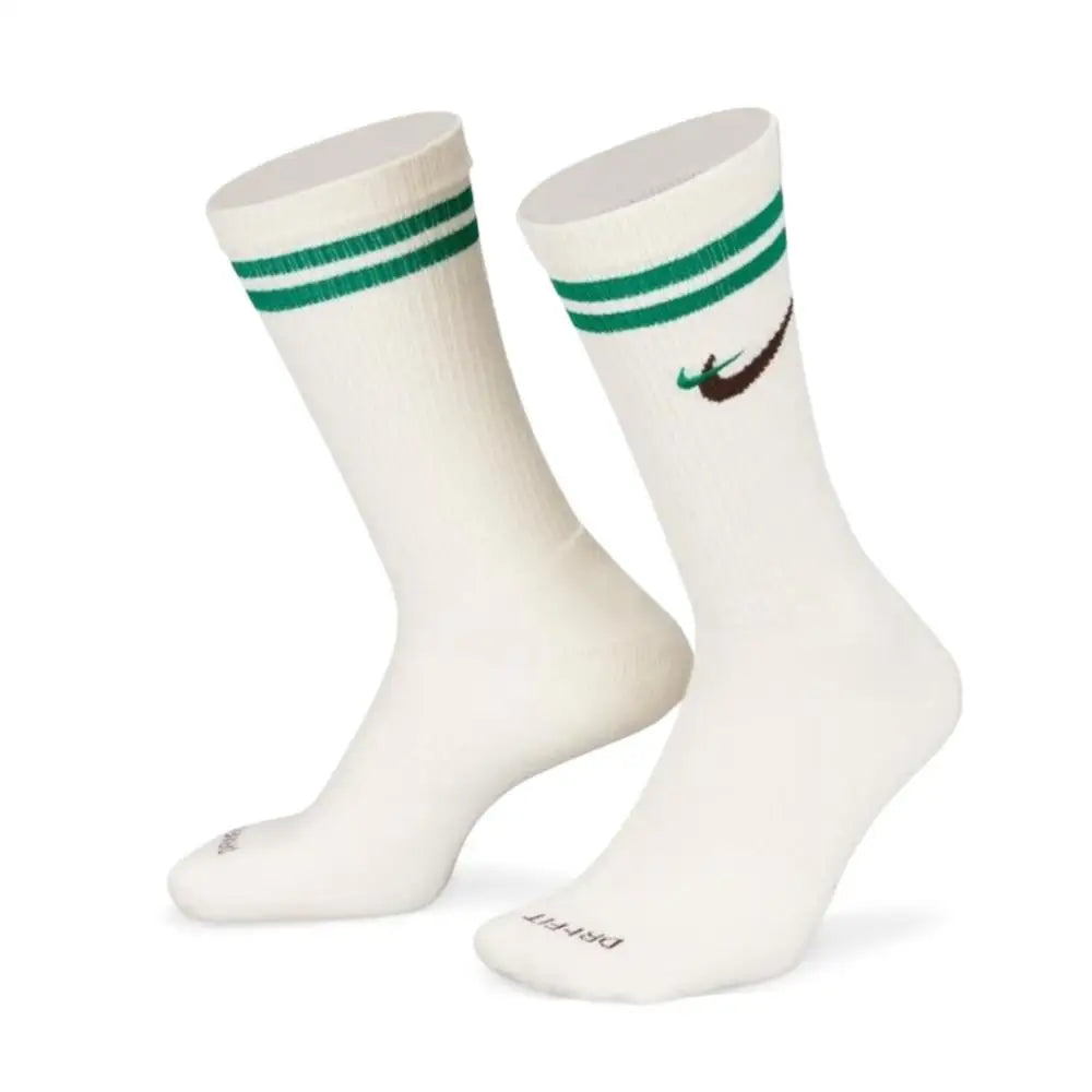 Nike EVERYDAY CREW: Stilvolle, bequeme, rutschfeste und strapazierfähige Unisex-Basketball-Socken (3er-Pack) DA2123-100