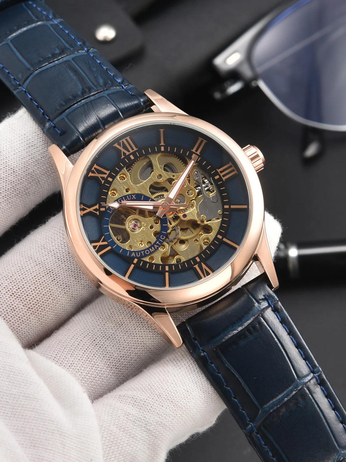 Reloj automático para hombre, estilo de lujo, esfera con números romanos, mecanismo a la vista (esqueleto), resistente al agua, agujas luminiscentes, correa de piel: una opción ideal para regalar.