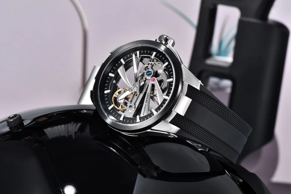 Zegarek męski PAGANI DESIGN – luksusowy model z mechanizmem automatycznym typu „skelet” (z widocznym mechanizmem), wyposażony w tourbillon, szkło szafirowe z powłoką antyrefleksyjną, wodoodporny i luminescencyjny.