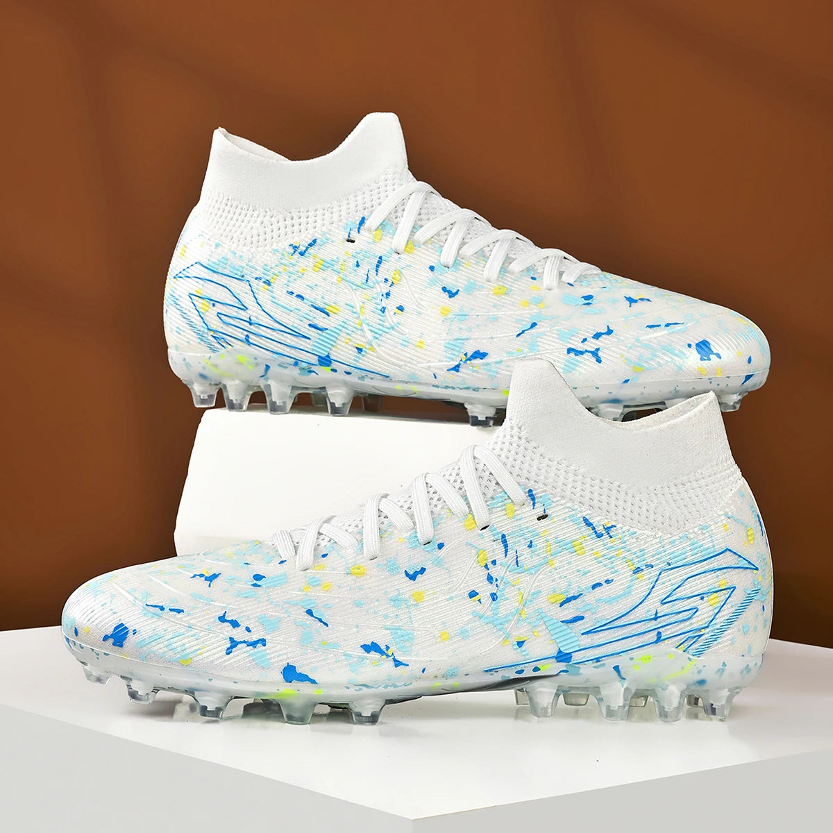 Chaussures de football pour hommes, modèle AG FG, tige en maille ultra-légère, soutien stable de la voûte plantaire, idéales pour les entraînements prolongés sur terrain de gazon extérieur.