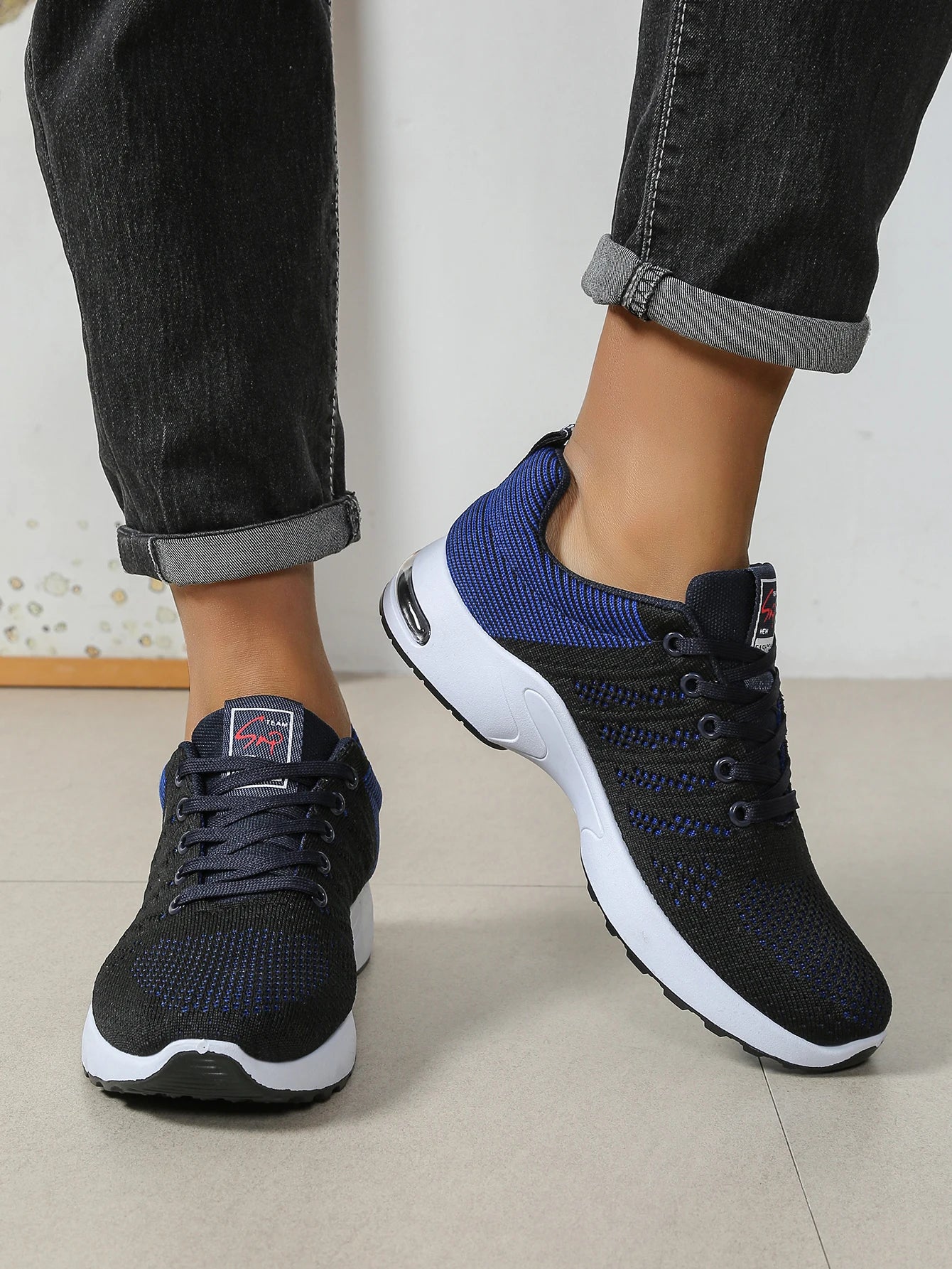 Herren-Schuhe – modische, besonders atmungsaktive Schnür-Laufschuhe – rutschfest, langlebig und mit Komfort wie auf einem Kissen – modische Herren-Sneaker
