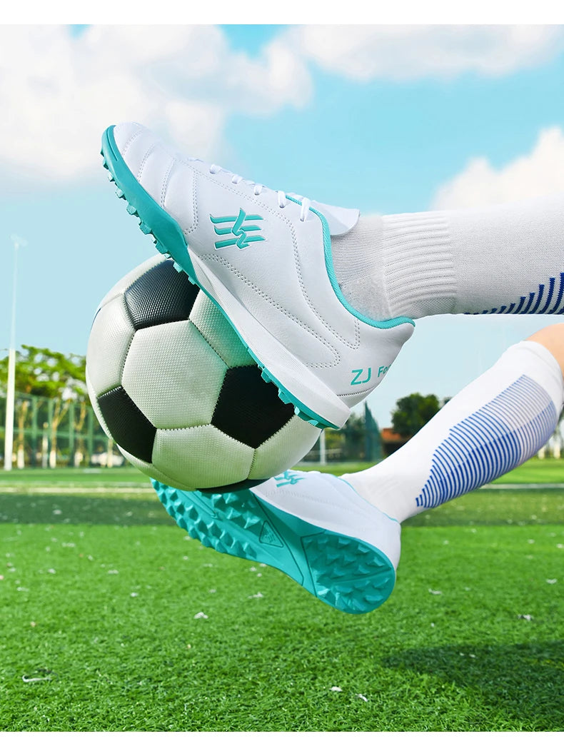 Nouveaux hommes haute cheville en plein air ultraléger bottes de Football chaussures de Football intérieur de haute qualité chaussures de sport antidérapantes Futsal antidérapant