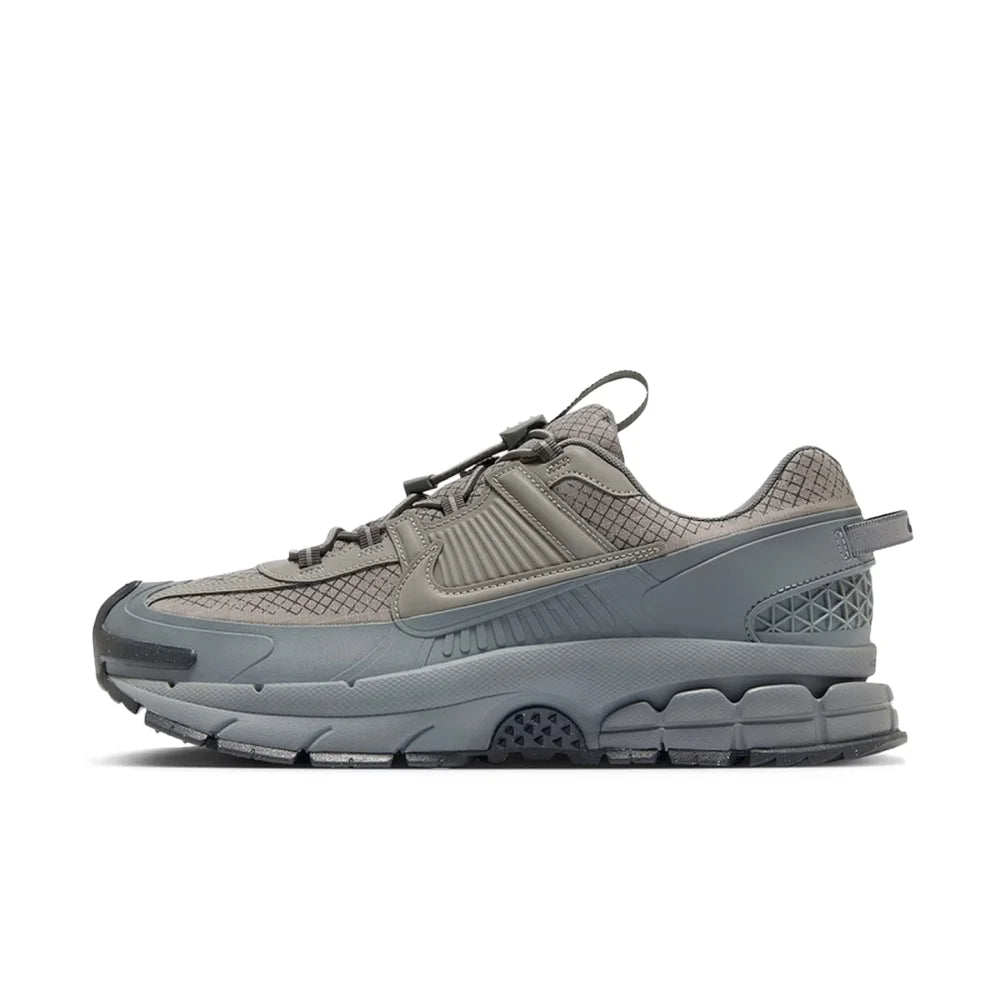 „Nike Zoom Vomero 5 Roam“ – lengvi, patvarūs, neslystantys, amortizuoti žemi kasdieniai bėgimo bateliai, unisex stiliaus, modelis FV2295-201
