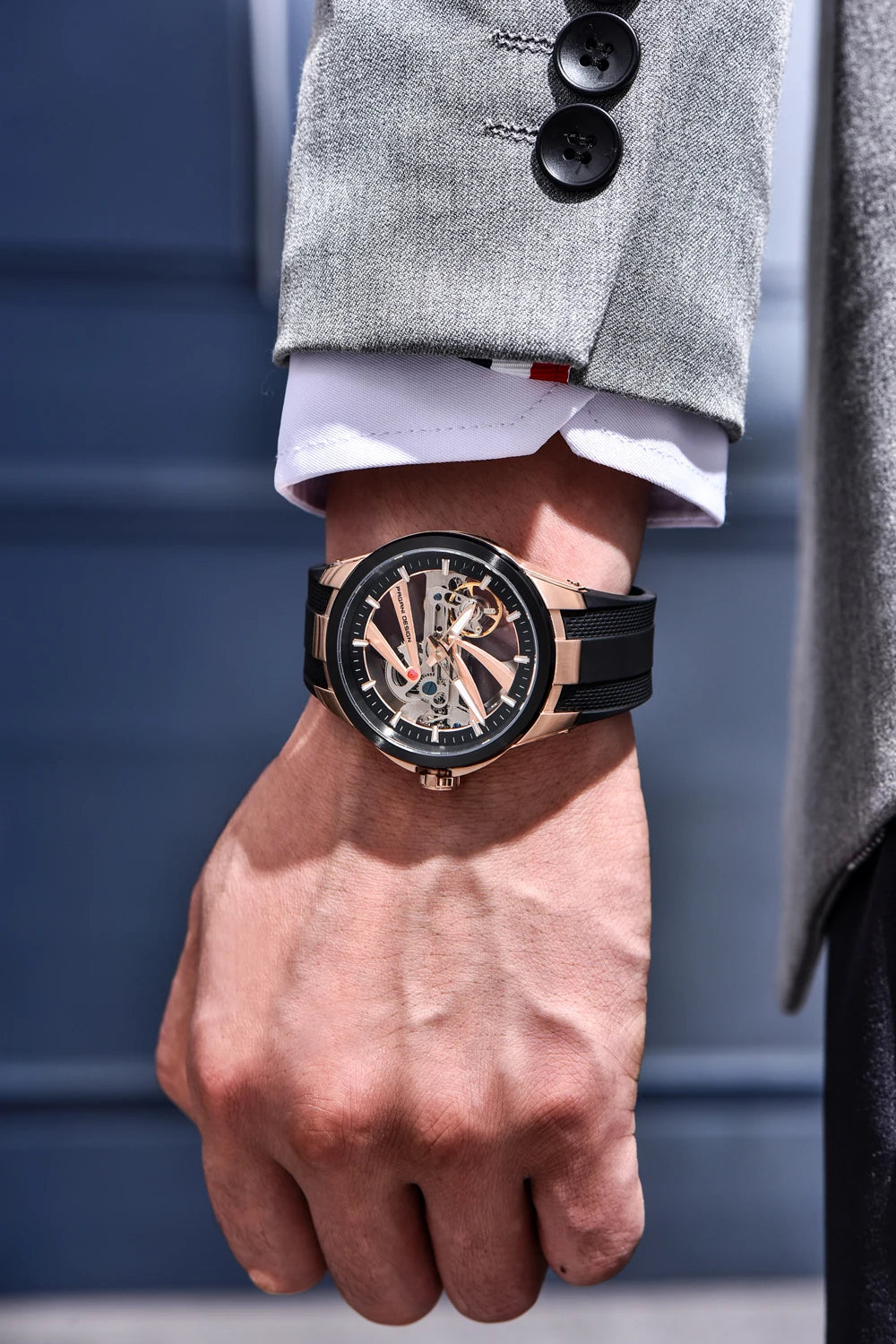 Zegarek męski PAGANI DESIGN – luksusowy model z mechanizmem automatycznym typu „skelet” (z widocznym mechanizmem), wyposażony w tourbillon, szkło szafirowe z powłoką antyrefleksyjną, wodoodporny i luminescencyjny.