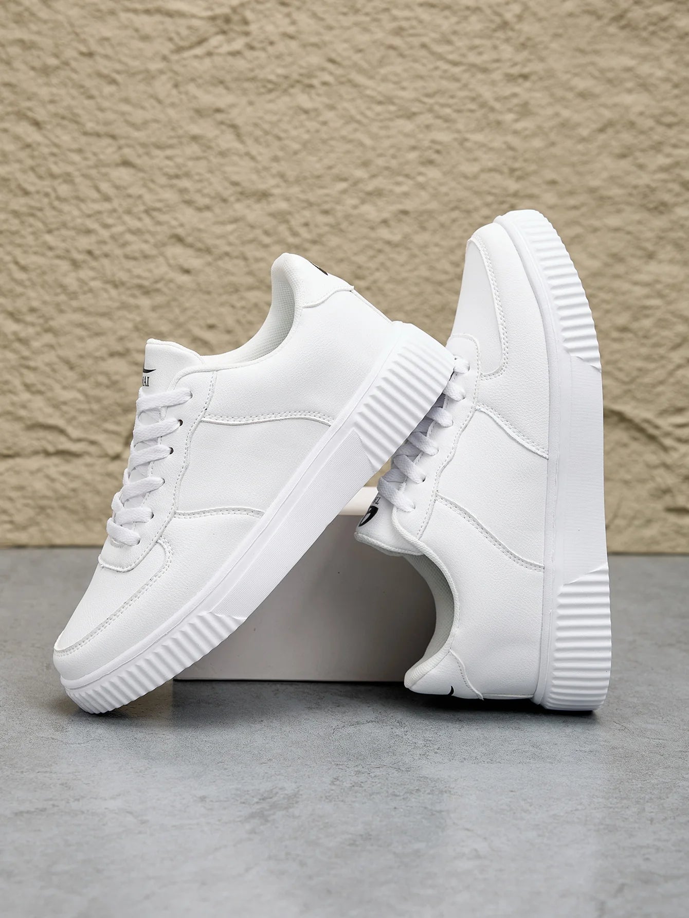 Sapatilhas brancas em pele para homem, respiráveis e confortáveis, calçado casual clássico para homem e mulher, sapatos de caminhada outdoor para casal, tamanho