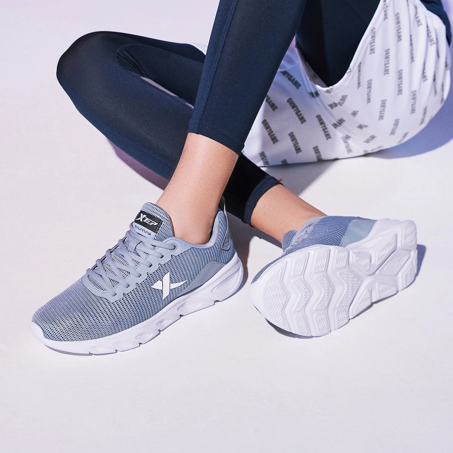 Zapatillas de running Xtep para hombre 2025 primavera, zapatillas deportivas absorbentes del sudor, resistentes al desgaste y estables, sneakers deportivos 880119115131