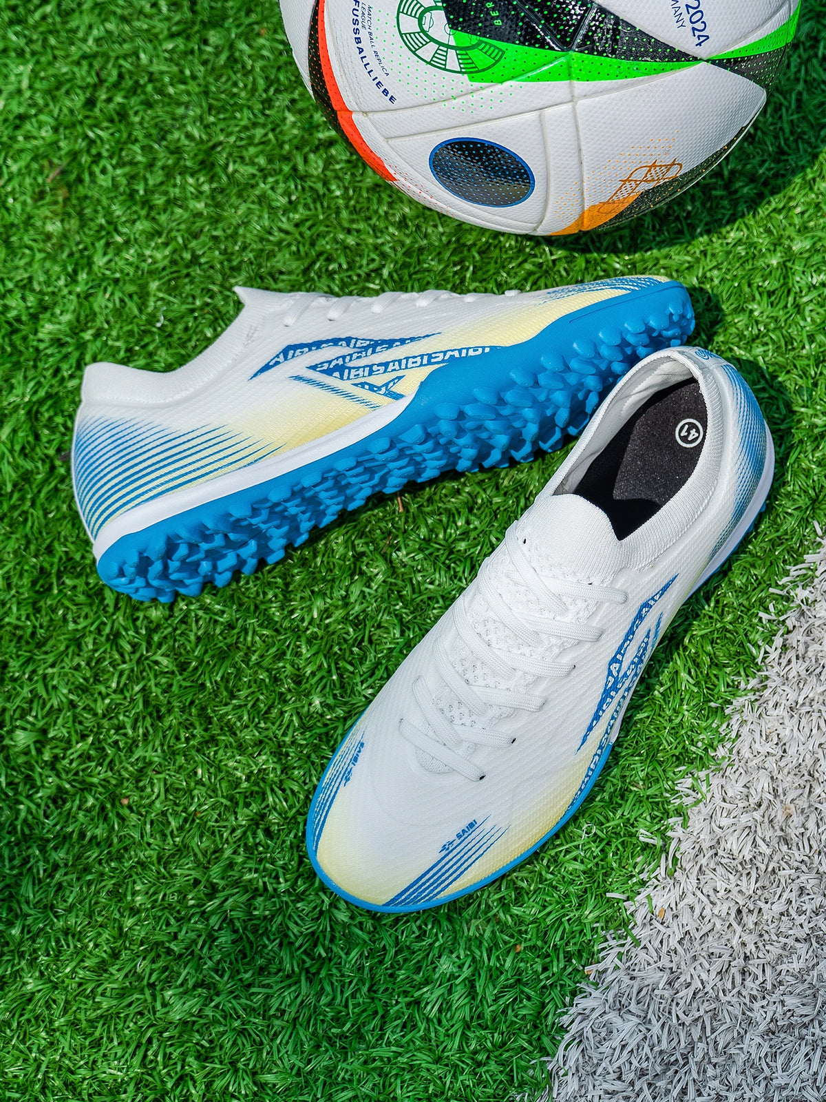 Chaussures de football pour hommes adultes, modèle TF, à tiges hautes, avec empeigne souple en PU, semelles antidérapantes et crampons, idéales pour les matchs et l'entraînement sur gazon synthétique.