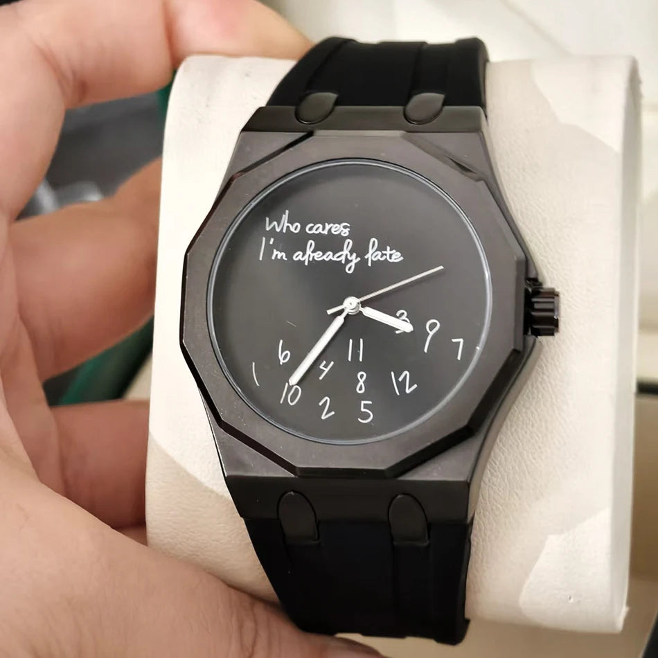 Luksuzna moška ura z osmerokotnim ohišjem in silikonskim pasom, vodotesna, opremljena s številčnico, na kateri je natisnjen duhovit slogan »Who Cares I'm Already Late« (Kaj pa, saj sem že zamudil).