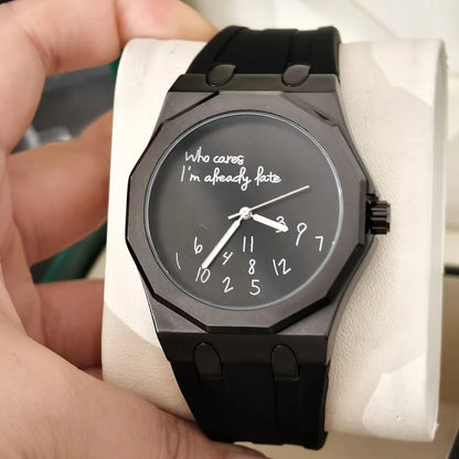 Luksuzna moška ura z osmerokotnim ohišjem in silikonskim pasom, vodotesna, opremljena s številčnico, na kateri je natisnjen duhovit slogan »Who Cares I'm Already Late« (Kaj pa, saj sem že zamudil).