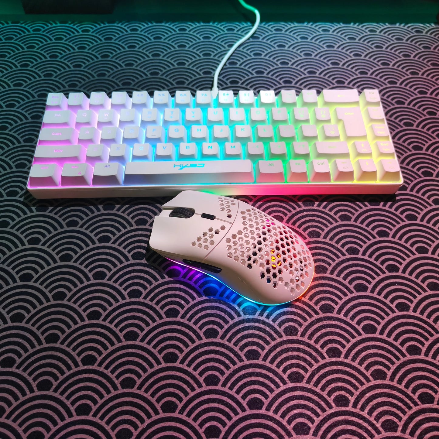 Set gaming portatile HXSJ 60% RGB con tastiera e mouse, tastiera a membrana cablata 68 tasti e mouse wireless leggero a 3 modalità per PC Mac