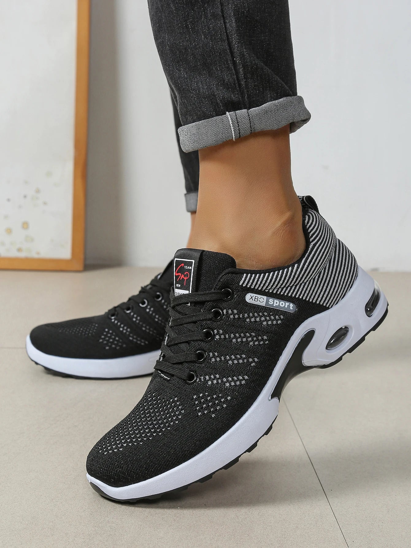 Herren-Schuhe – modische, besonders atmungsaktive Schnür-Laufschuhe – rutschfest, langlebig und mit Komfort wie auf einem Kissen – modische Herren-Sneaker