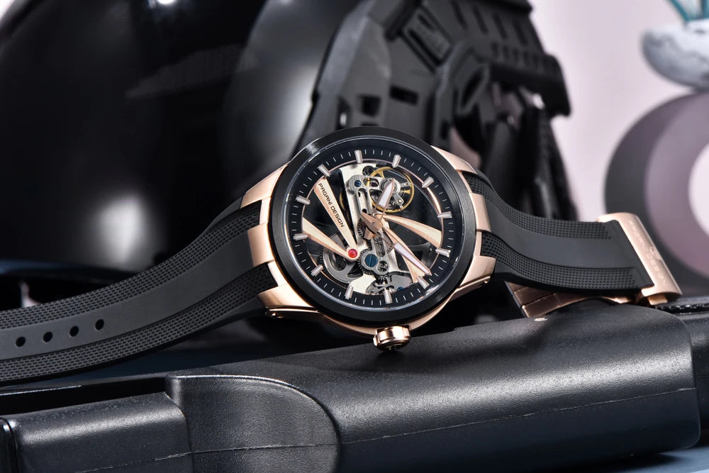 Zegarek męski PAGANI DESIGN – luksusowy model z mechanizmem automatycznym typu „skelet” (z widocznym mechanizmem), wyposażony w tourbillon, szkło szafirowe z powłoką antyrefleksyjną, wodoodporny i luminescencyjny.