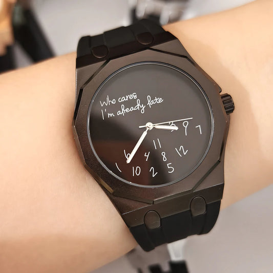 Reloj de lujo para hombre con caja octogonal y correa de silicona, resistente al agua, con una esfera en la que figura el eslogan humorístico «Who Cares I'm Already Late» (Y qué, ya llego tarde).