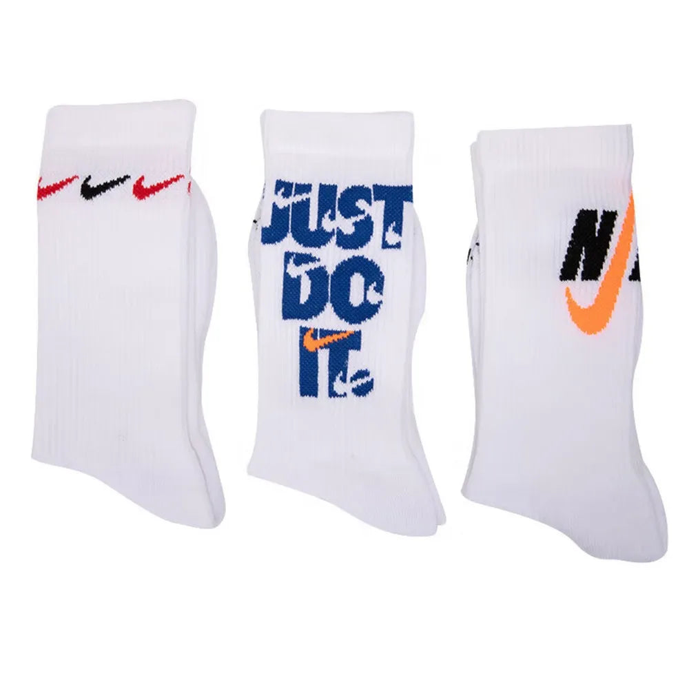 Nike EVERYDAY CREW: Stilvolle, bequeme, rutschfeste und strapazierfähige Unisex-Basketball-Socken (3er-Pack) DA2123-100