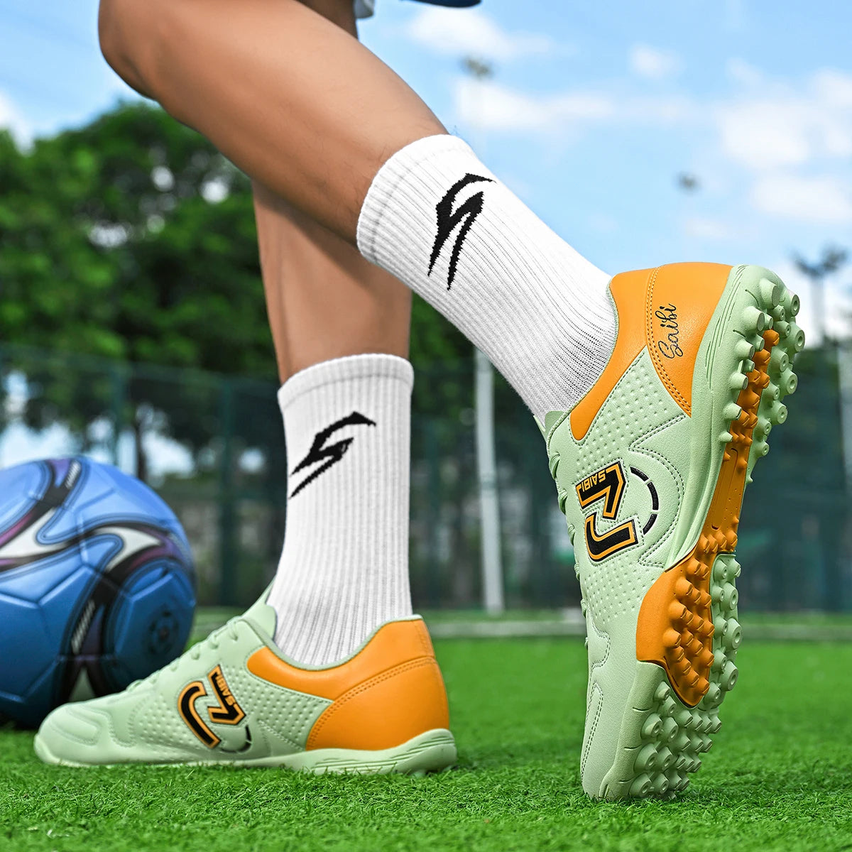 TF/FG uvádí na trh nové profesionální, personalizované a módní fotbalové sportovní boty, pohodlné a prodyšné sportovní boty