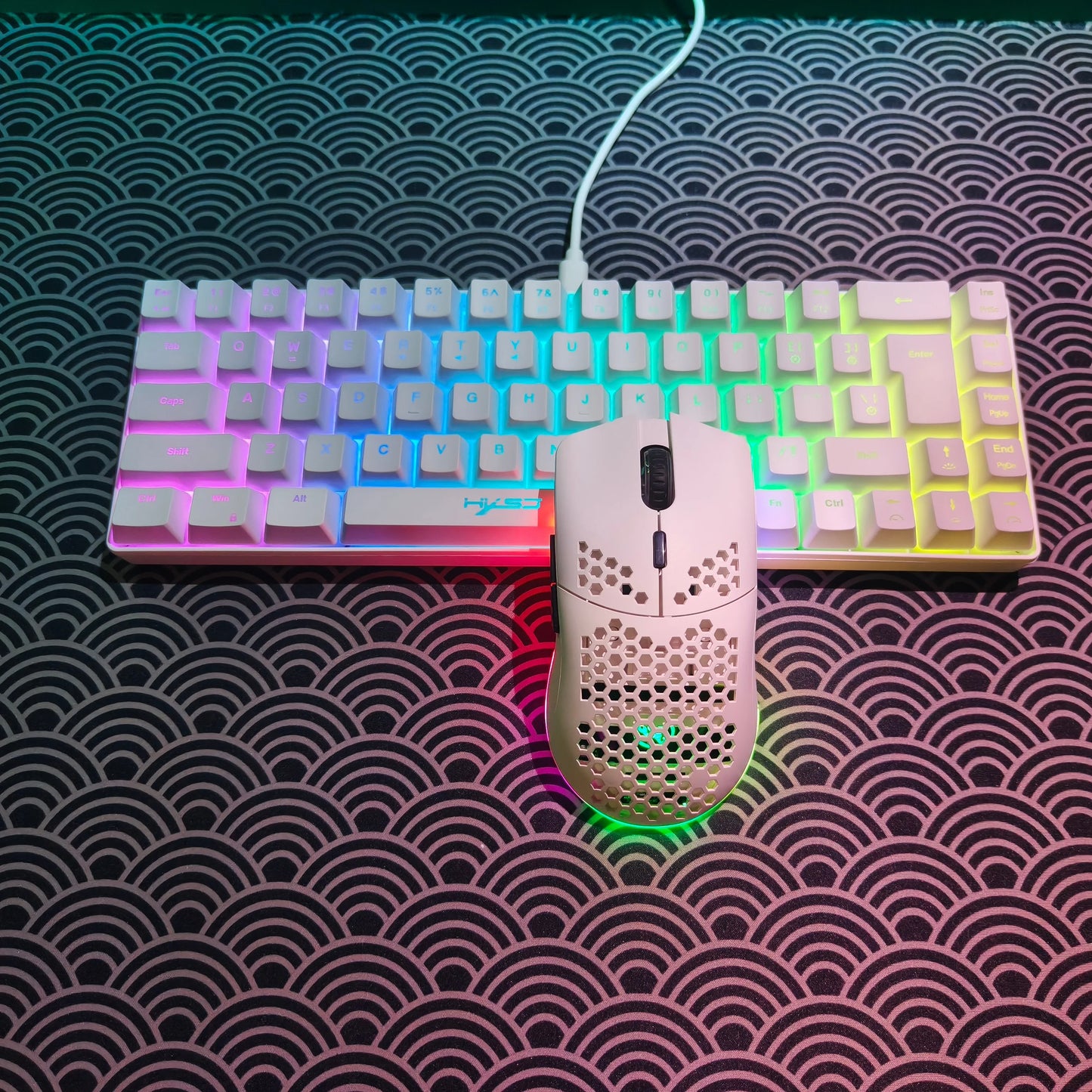 Set gaming portatile HXSJ 60% RGB con tastiera e mouse, tastiera a membrana cablata 68 tasti e mouse wireless leggero a 3 modalità per PC Mac