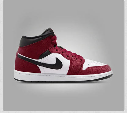 Nike Air Jordan 1 IQC493-600, baskets montantes pour hommes, chaussures de basketball rétro rouge, blanc et noir, dessus en cuir, style streetwear.