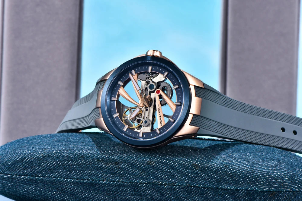 Zegarek męski PAGANI DESIGN – luksusowy model z mechanizmem automatycznym typu „skelet” (z widocznym mechanizmem), wyposażony w tourbillon, szkło szafirowe z powłoką antyrefleksyjną, wodoodporny i luminescencyjny.